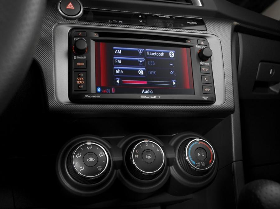 Детали интерьера Scion xD 2014 года  (фото 4 из 4)